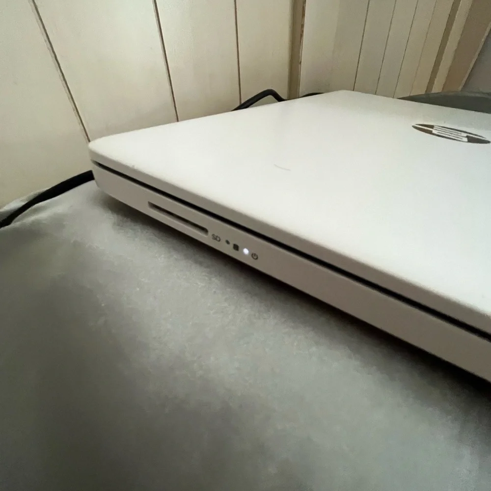 HP laptop 14 inch screen stream HD
